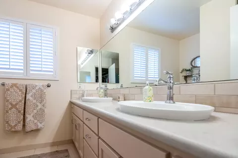 Bath - 801 Fairway Dr, Exeter, CA 93221 photo 5 of 6