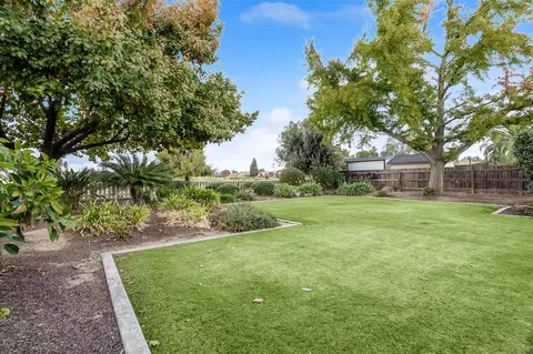 Exterior - 801 Fairway Dr, Exeter, CA 93221 photo 9 of 13