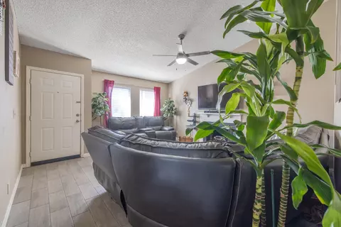 1012 E Oakridge Ave, Visalia, CA 93292 photo 7