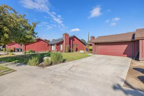 1012 E Oakridge Ave, Visalia, CA 93292 photo 2