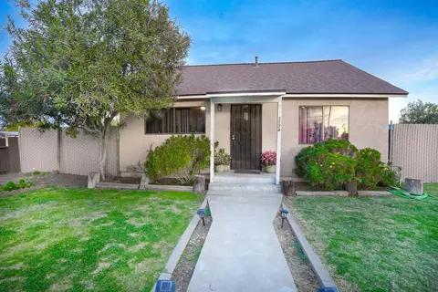 1174 S 1st Ave, Dinuba, CA 93618