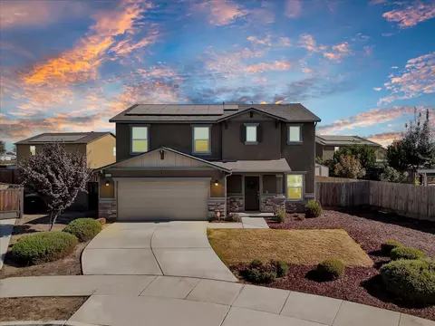 2922 N Church Ct, Visalia, CA 93291