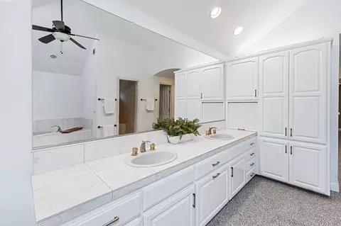 240 E Parkview Ave, Visalia, CA 93277 photo 41
