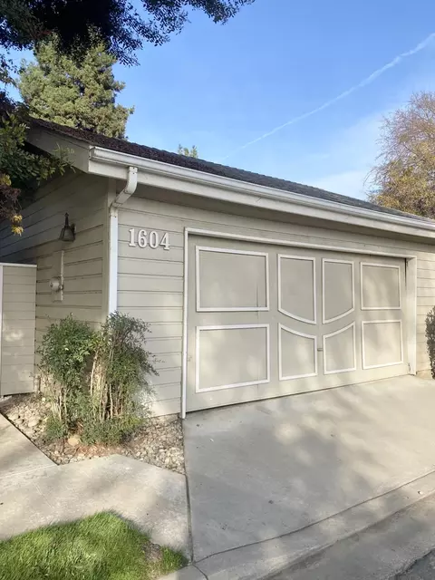 1604 E Castlecrest Ave, Visalia, CA 93292