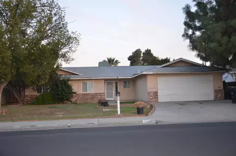 108 W Hazelwood Dr, Lemoore, CA 93245
