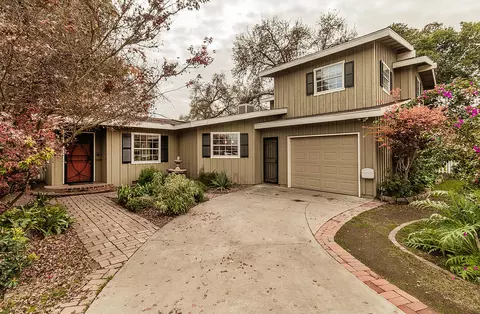 1429 W Iris Ave, Visalia, CA 93277 photo 2