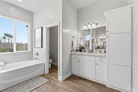 Bath - 314 Windsor St, Exeter, CA 93221 photo 3 of 6