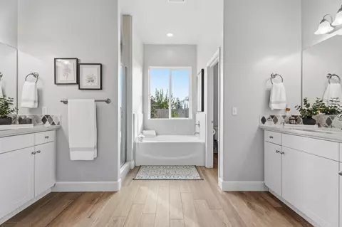 Bath - 314 Windsor St, Exeter, CA 93221 photo 1 of 6