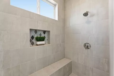 Bath - 314 Windsor St, Exeter, CA 93221 photo 4 of 6