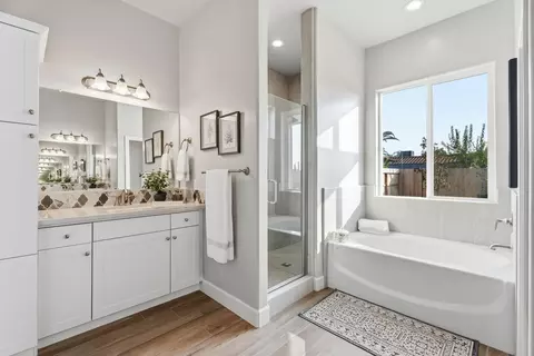 Bath - 314 Windsor St, Exeter, CA 93221 photo 2 of 6