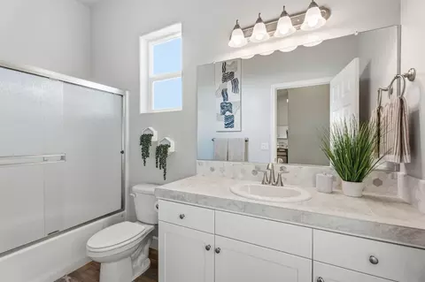 Bath - 314 Windsor St, Exeter, CA 93221 photo 5 of 6