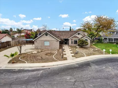 284 Orange Ct, Hanford, CA 93230