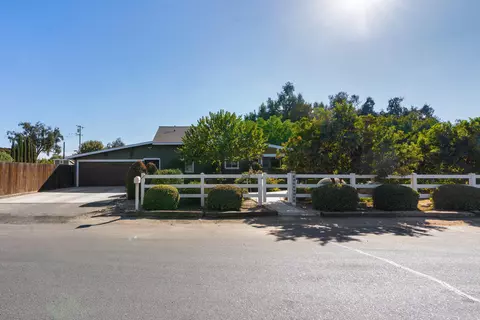 5015 W Oak Ave, Visalia, CA 93291