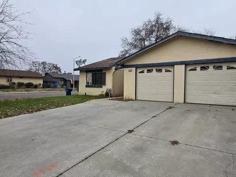 709 Deerwood Dr, Madera, CA 93637