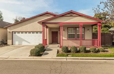 1173 Chestnut Ln, Dinuba, CA 93618