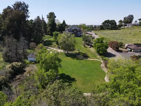 1864 E Lindmore St #E, Lindsay, CA 93247
