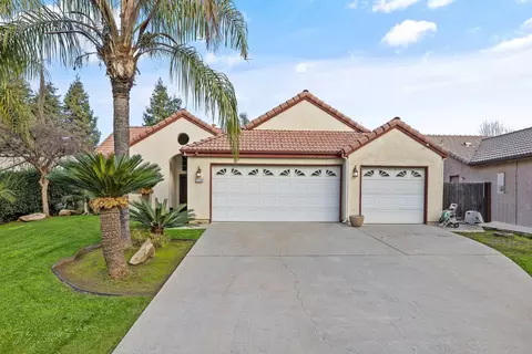 2326 E Center Ct, Visalia, CA 93292