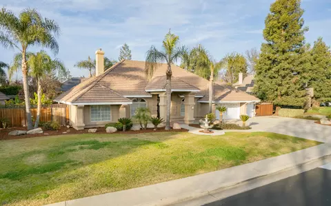 5020 W Lakewood Dr, Visalia, CA 93291