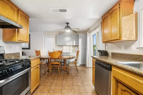835 E Vassar Ct, Visalia, CA 93292 photo 7
