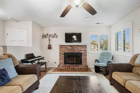 835 E Vassar Ct, Visalia, CA 93292 photo 4
