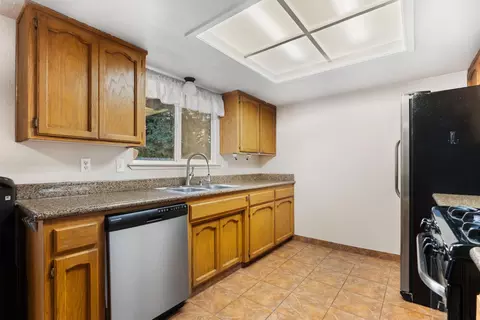 835 E Vassar Ct, Visalia, CA 93292 photo 9