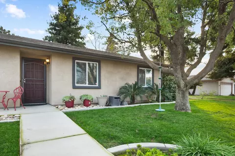 835 E Vassar Ct, Visalia, CA 93292 photo 2