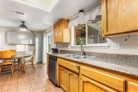 835 E Vassar Ct, Visalia, CA 93292 photo 8