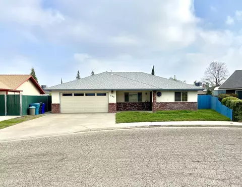 560 Wellington Pl, Porterville, CA 93257