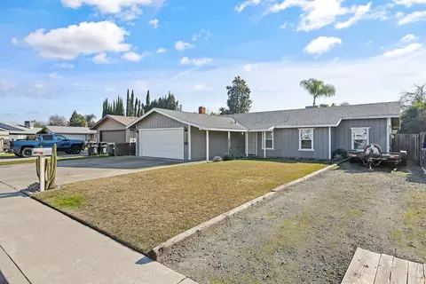 5615 W Laura Ct, Visalia, CA 93277