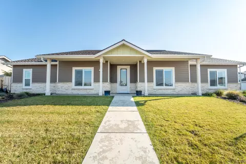 1002 Walnut St, Woodlake, CA 93286