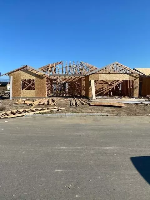1122 S Creekside Pl W, Porterville, CA 93257