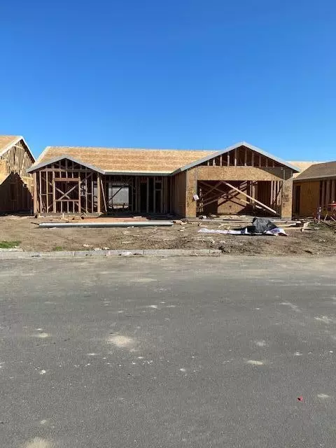 1142 S Creekside Pl W, Porterville, CA 93257