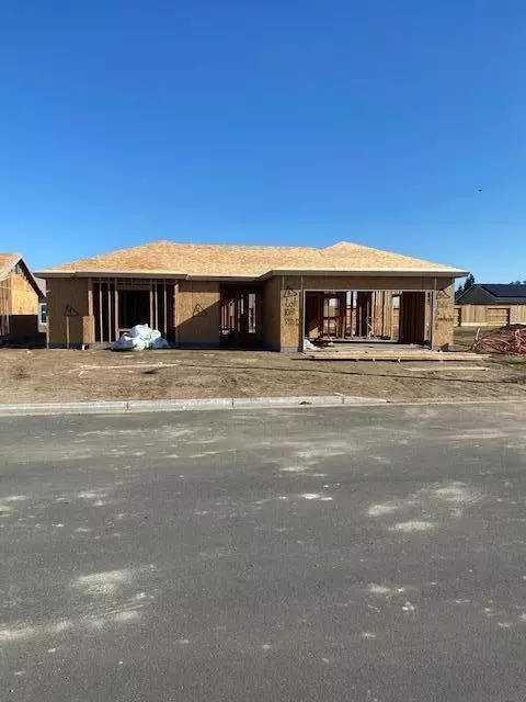 1162 S Creekside Pl E, Porterville, CA 93257