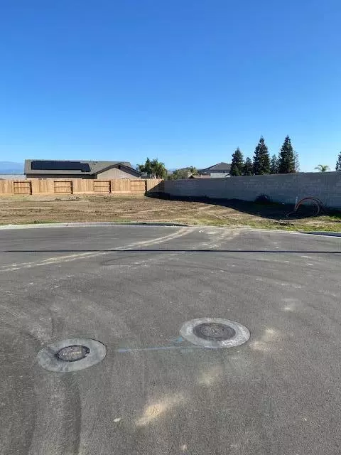 1193 S Creekside Pl E, Porterville, CA 93257