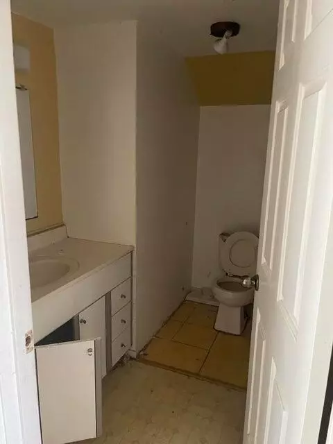 Bath - 5477 Ellis Rd, Alpaugh, CA 93201 photo 3 of 3