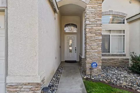 1601 E Dorothea Ave, Visalia, CA 93292 photo 3