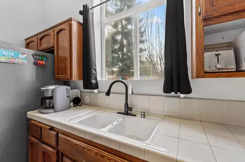 1601 E Dorothea Ave, Visalia, CA 93292 photo 12
