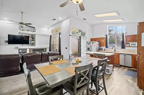 1601 E Dorothea Ave, Visalia, CA 93292 photo 9