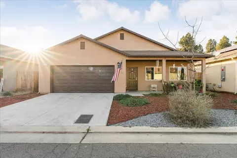 1237 Chestnut Ln, Dinuba, CA 93618