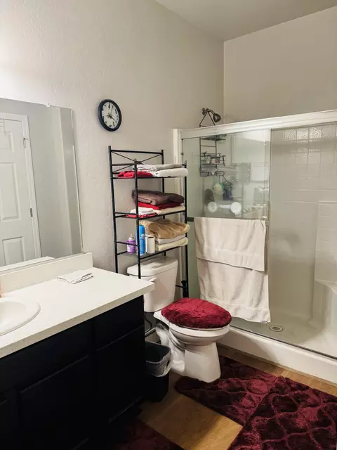 Bath - 1237 Chestnut Ln, Dinuba, CA 93618 photo 1 of 2