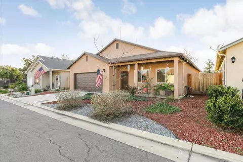 Exterior - 1237 Chestnut Ln, Dinuba, CA 93618 photo 2 of 4