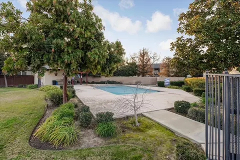 Exterior - 1237 Chestnut Ln, Dinuba, CA 93618 photo 4 of 4