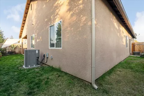 Exterior - 1237 Chestnut Ln, Dinuba, CA 93618 photo 3 of 4