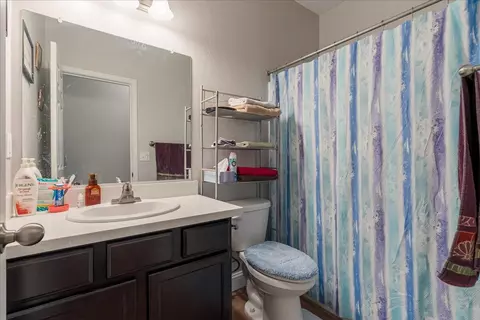 Bath - 1237 Chestnut Ln, Dinuba, CA 93618 photo 2 of 2