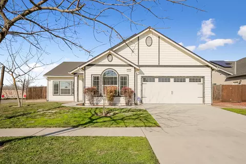 1890 Bryman St, Hanford, CA 93230