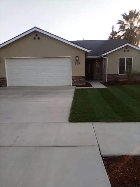 709 E Academy Ave, Tulare, CA 93274