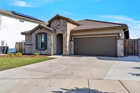 3230 N Hall Ct, Visalia, CA 93291