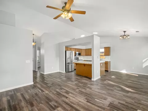 261 Cantebury Dr, Lemoore, CA 93245 photo 13