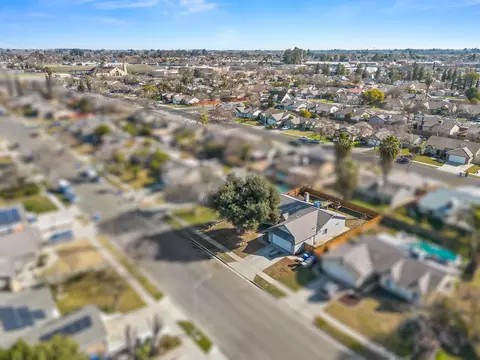 261 Cantebury Dr, Lemoore, CA 93245 photo 2