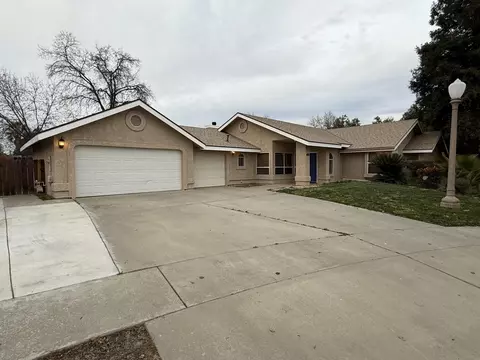 2130 N Clark Ct, Visalia, CA 93292
